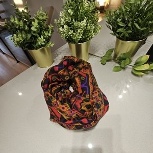 Belle grande écharpe carrée aux motifs géométriques